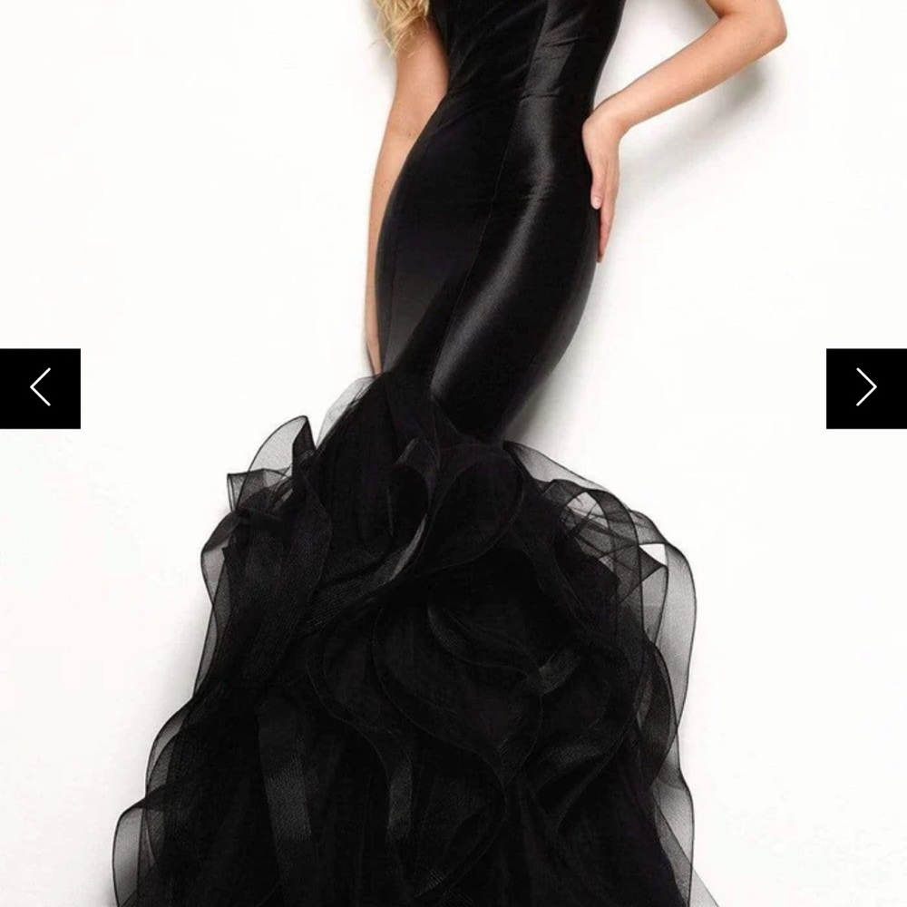 Black gown, ruffle bottle. - Picture 2 of 3